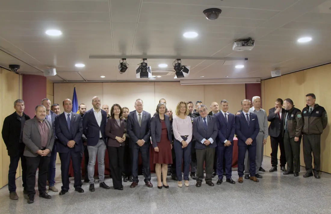Foto de grup un cop signat el Memoràndum d'entesa en matèria de fauna salvatge i espècies cinegètiques de l'espai transfronterer