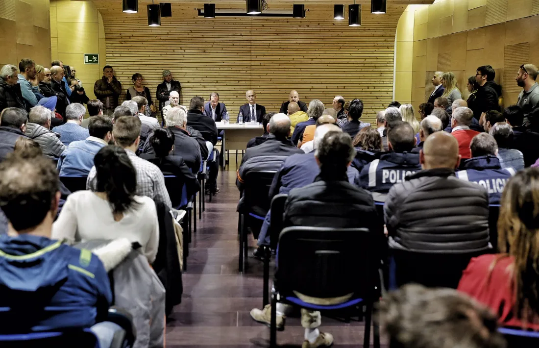 Un moment de la reunió de les autoritats amb els veïns del Pas.