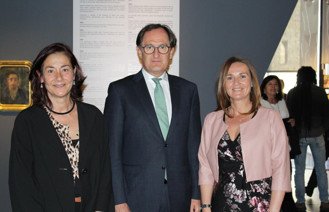 Olga Gelabert, ministra de Cultura, Joventut i Esports en funcions, acompanyada del director general de Crèdit Andorra, Xavier Cornella, i la directora de la Fundació Crèdit Andorrà, Francesca Ros.