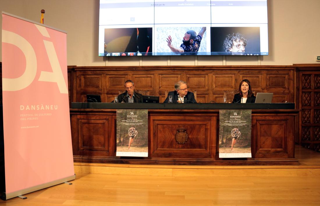 Rut Martínez, amb el president del Consell Cultural de les Valls d’Àneu, Ferran Rella, i el diputat Paco Cerdà.