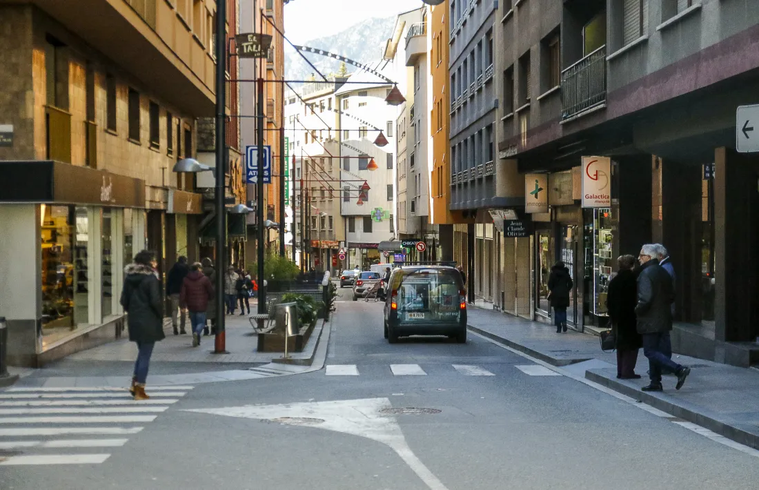 Els carrers de la zona comercial de Riberaygua i travesseres.