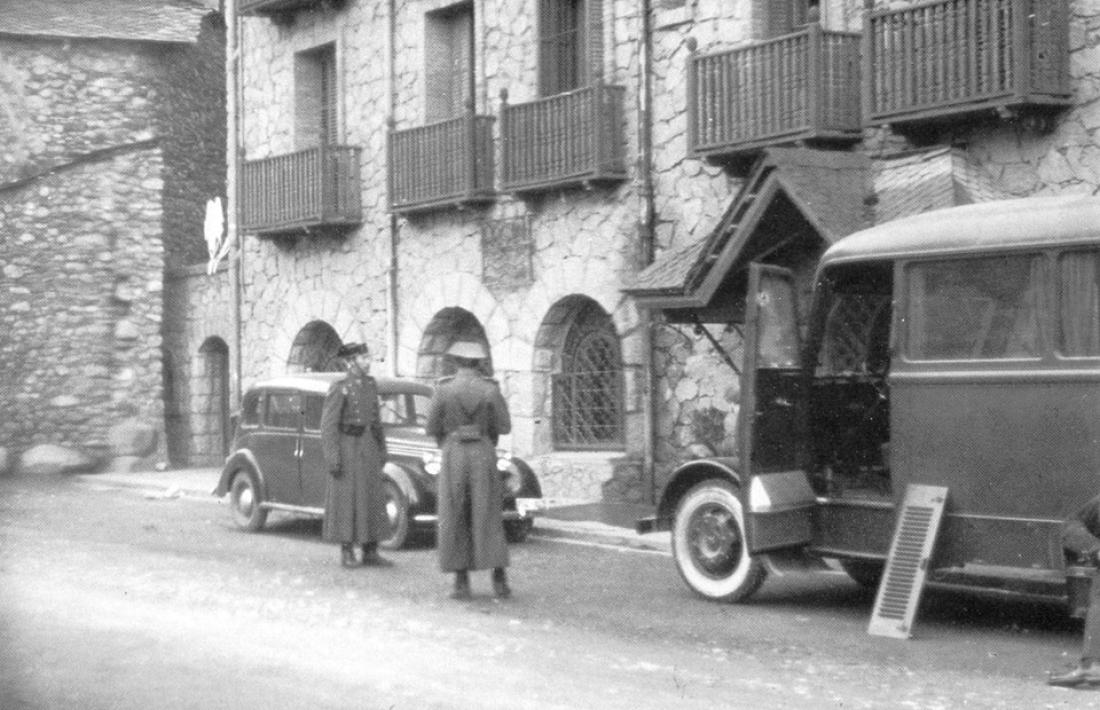 Dos guàrdies civils vigilen l'hotel Valira, convertit en quarter general del destacament que l'abril del 1944 es va establir al país; s'hi van quedar fins a mitjans del 1945.