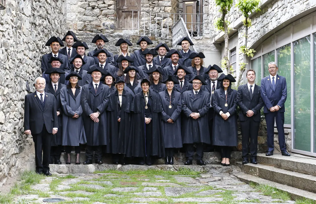 Els 28 parlamentaris després de la sessió constitutiva del Consell General en la tradicional fotografia a les escales de Casa de la Vall.