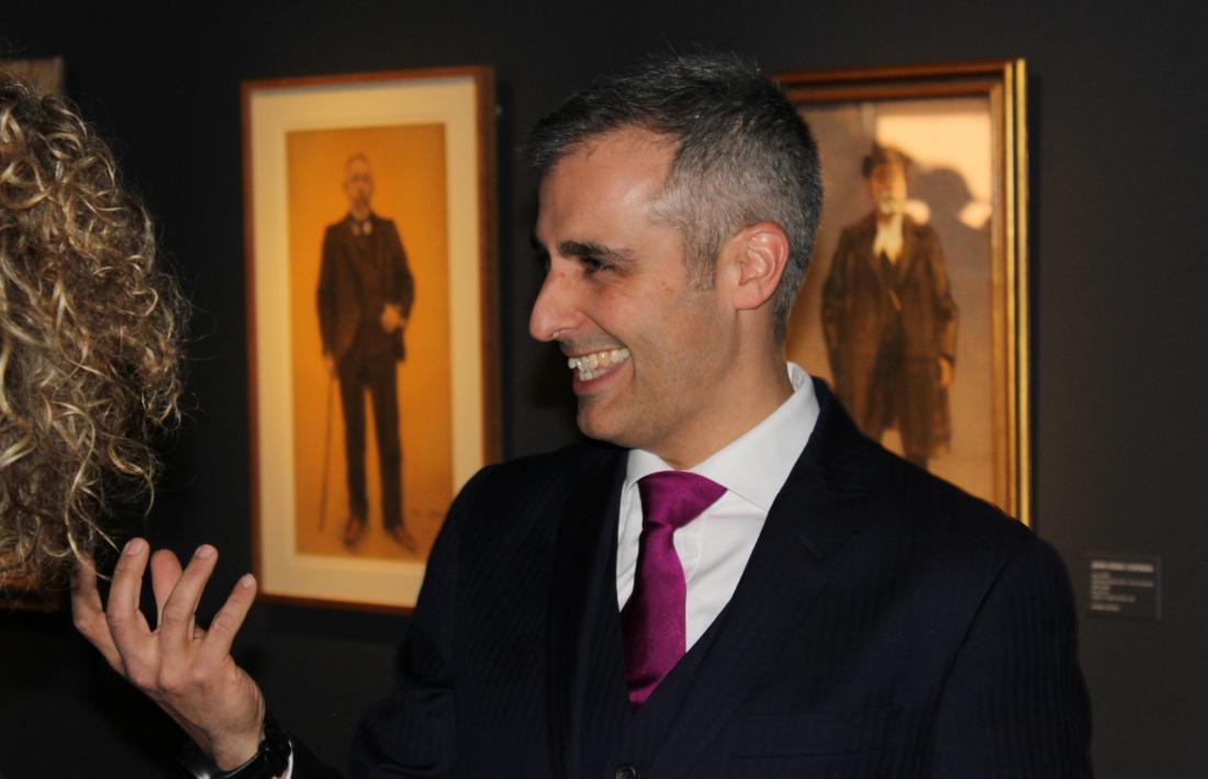 El galerista català, davant de dos dels retrats al carbó que s'exposen a ArtalRoc