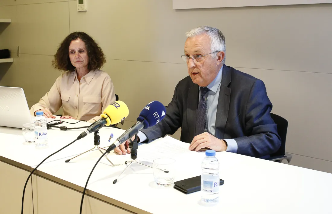 Pilar Escaler i Miquel Armengol, directora i president de la Cambra, ahir en la presentació dels resultats de l’enquesta. 