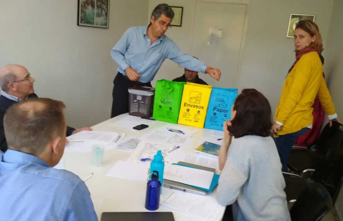 La previsió és reduir al àxim la utilització de paper i substituir els envasos de plàstic.