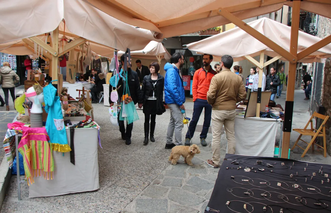 Gent passejant entre les parades del primer dissabte del Mercat de la Vall 2018.