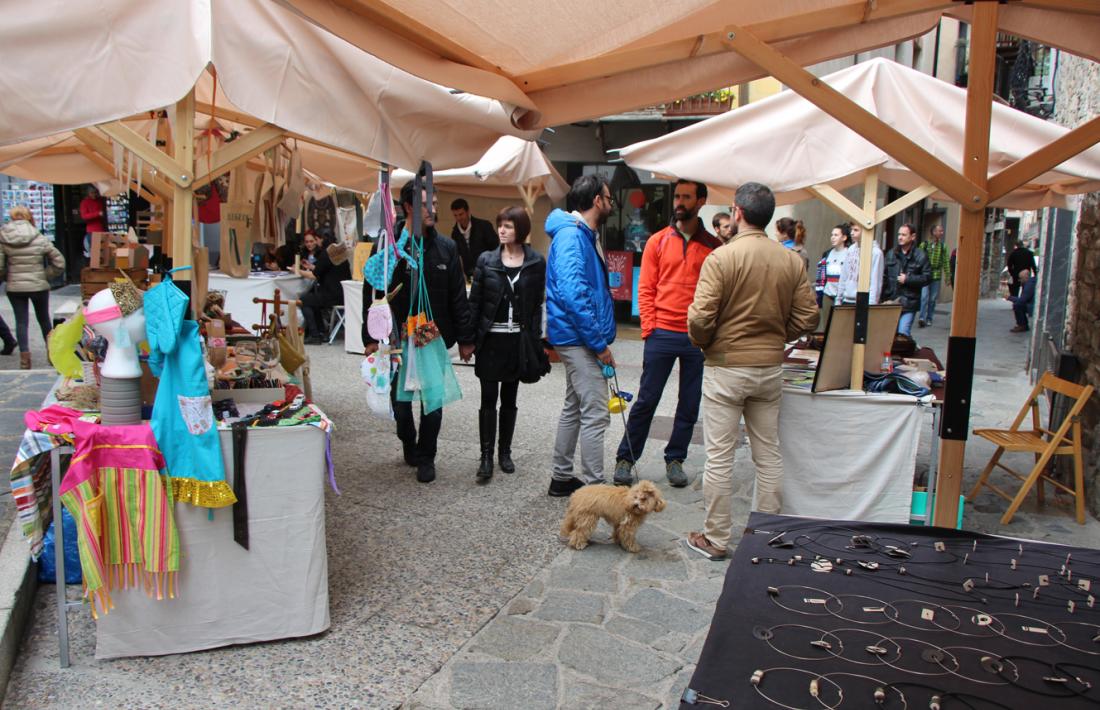 Gent passejant entre les parades del primer dissabte del Mercat de la Vall 2018.