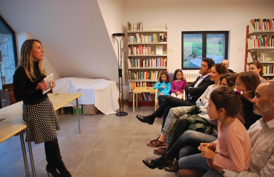 Marta Alsina, autora de 'La vida que queda', ahir a la bibllioteca d'Ordino.