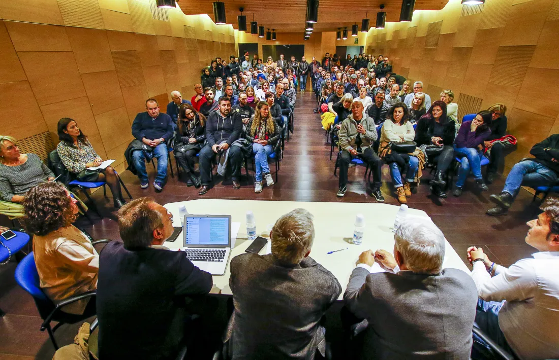 La sala d’actes del centre esportiu del Pas de la Casa plena d’empresaris i veïns durant la reunió celebrada ahir.