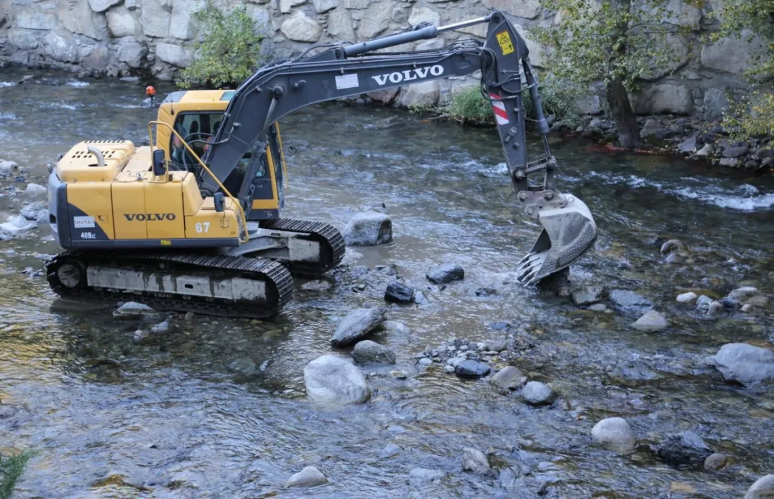 Una màquina treballa al riu Valira en una imatge d'arxiu.