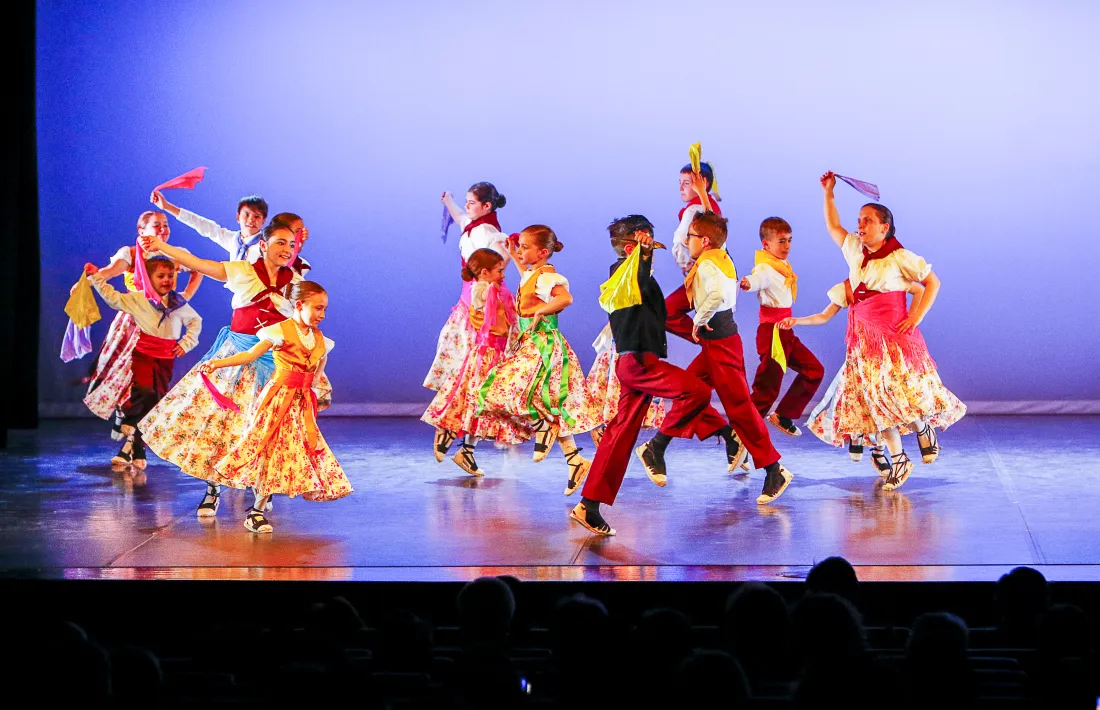L’esbart va estrenar ahir dues coreografies, ‘La Roseta de Tallaví’ i ‘La dansa del pregó’.