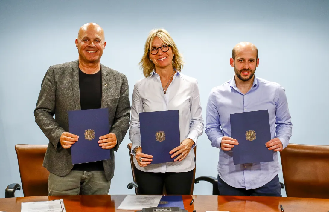 Marc Martos, Ester Fenoll i Carles Rodríguez en la signatura del conveni per a la integració a la Xarxa d’empreses inclusives.