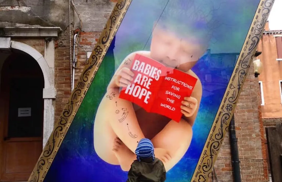 L’artista massanenc dona els últims retocs a una de les instal·lacions de ‘Future is Now’, i entrada del pavelló andorrà a Santa Maria della Pietà, a tocar de la plaça de San Marco.