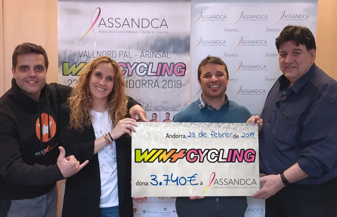 L'acte de lliurament del xec a Assandca.