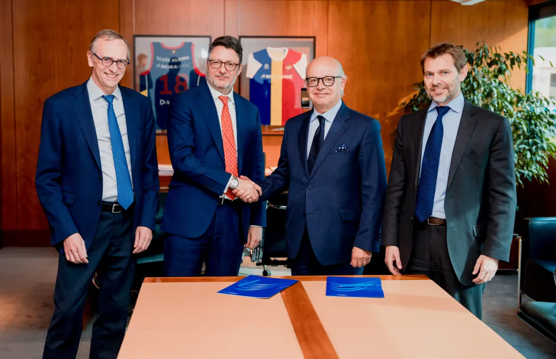 Els directius de les dues empreses durant la firma de l'acord.