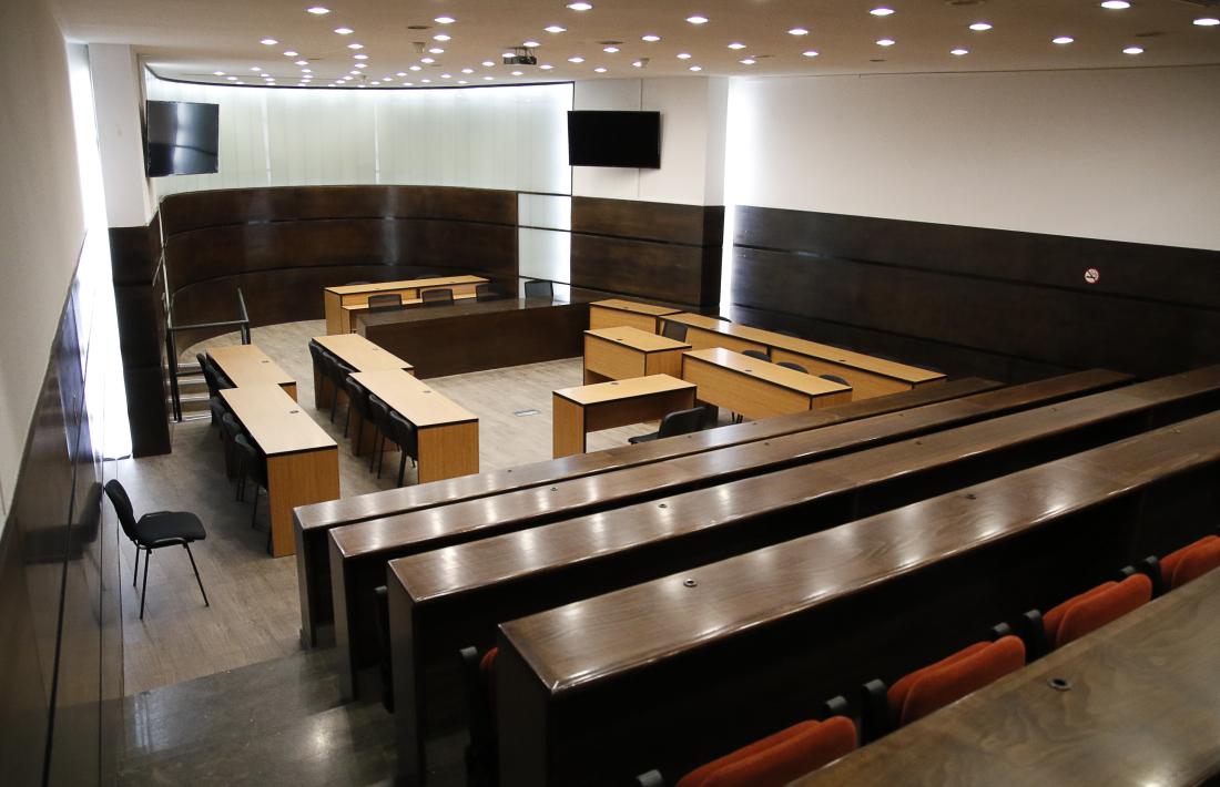 La sala Prada Casadet compta amb un circuit de càmeres de vigilància per seguretat. 