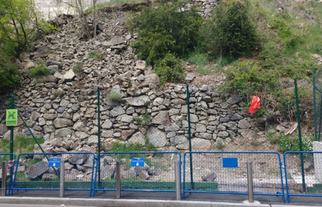 El mur del carrer Mestre Xavier Plana afectat.