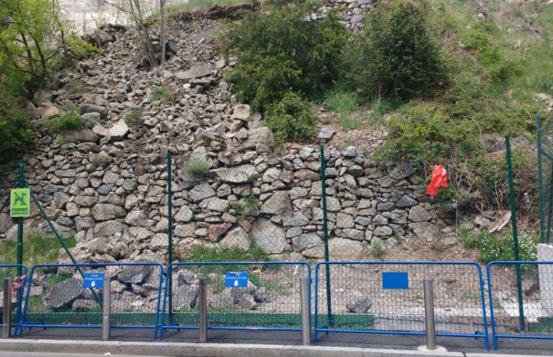 El mur del carrer Mestre Xavier Plana afectat.