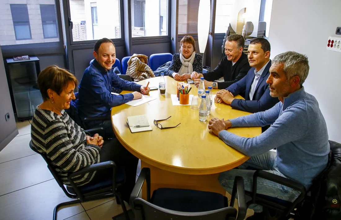 Un moment de la primera reunió que van mantenir els quatre consellers generals liberals amb Xavier Espot i Roser Suñé.