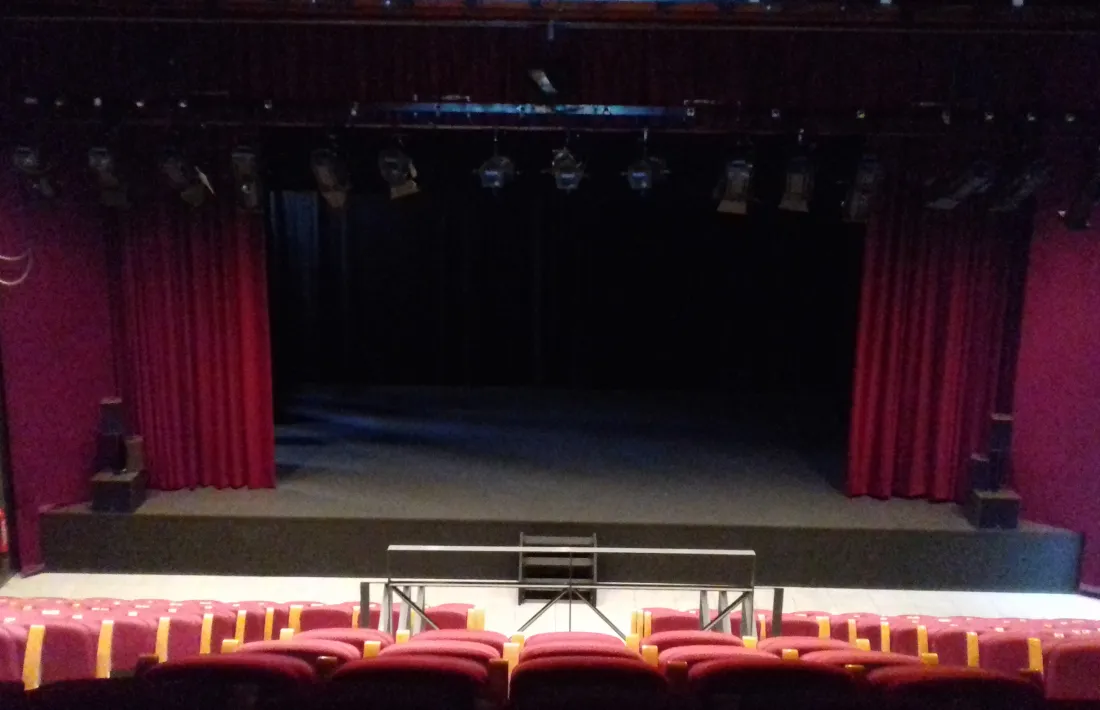 L’escenari, amb el nou teló i els nous arlequins laterals, des de la cabina tècnica.