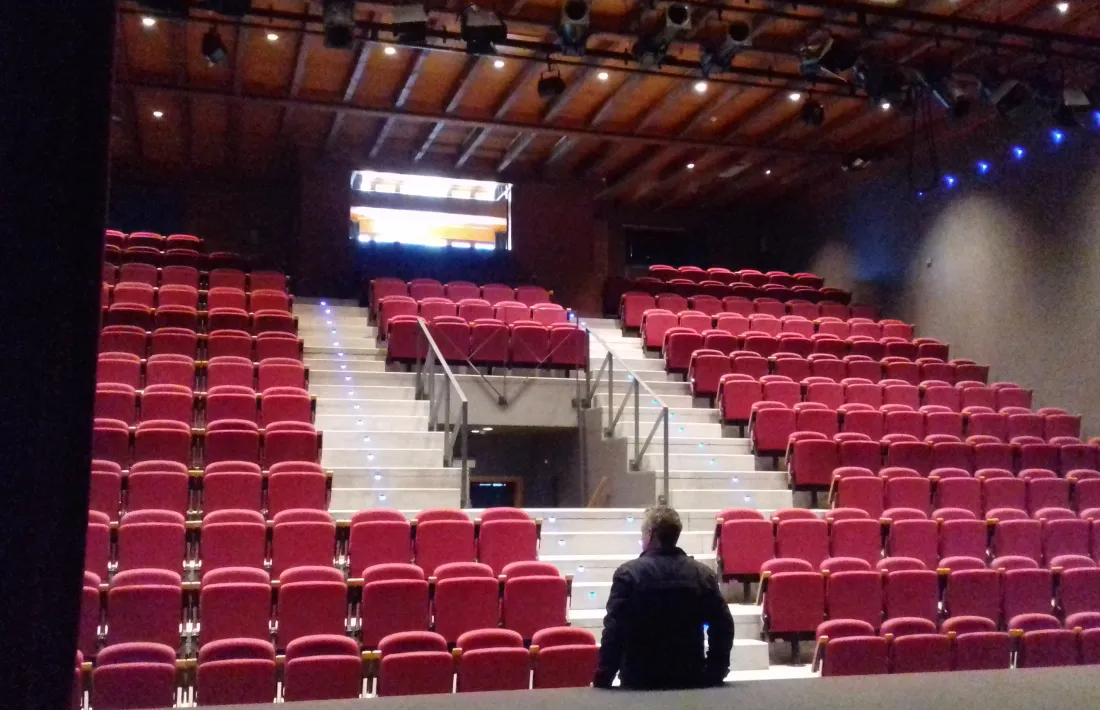 La platea, amb les 247 noves butaques: només se n’han conservat els reposabraços i l’estructura que permet pujar-los i baixar-los.