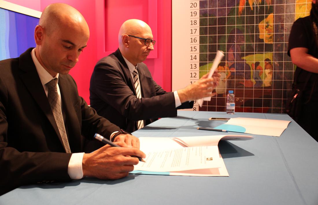 Pep Farràs i Miquel Nicolau en el moment de la signatura.