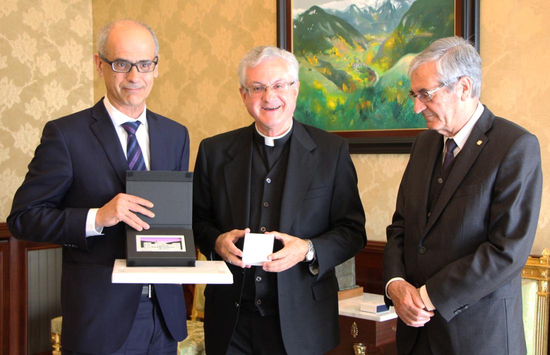 El copríncep episcopal, Joan-Enric Vives, fa entrega d'una placa al cap de Govern en funcions, Toni Martí.