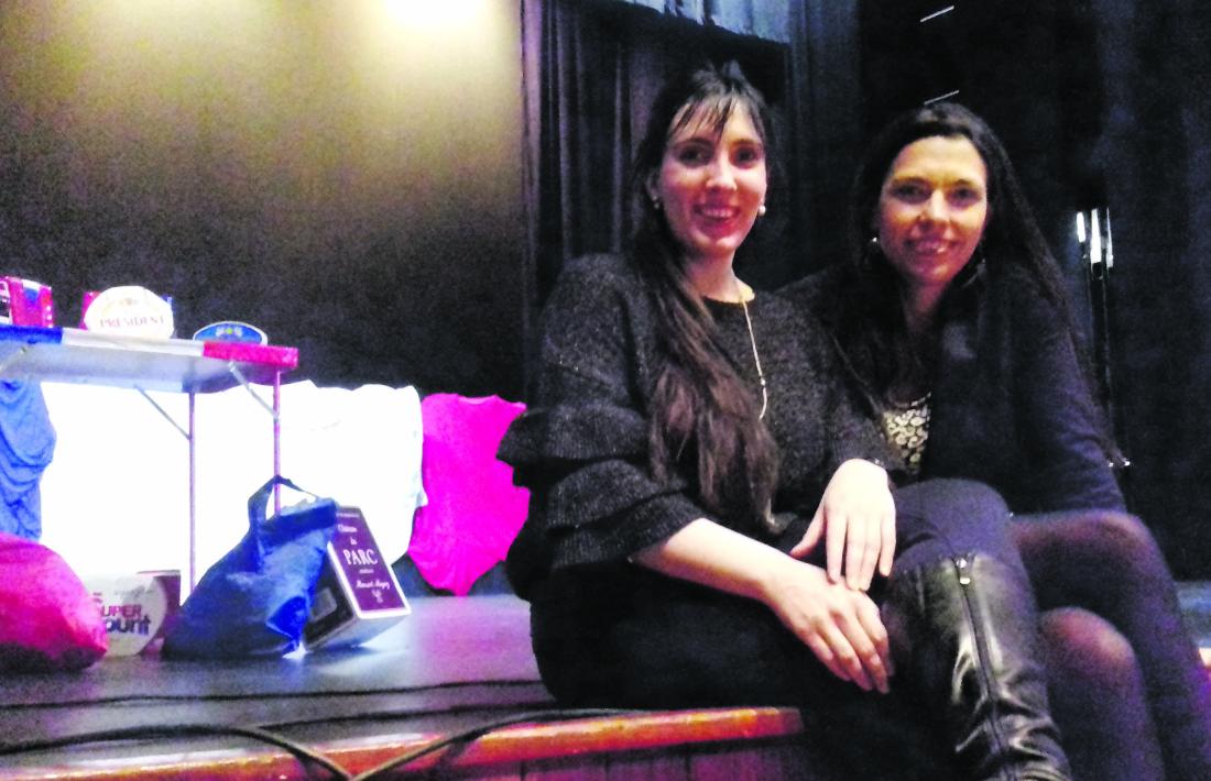 La directora artística de la Temporada, Jonaina Salvador, amb Eugenia Corbacho, a l'assaig de dimarts al Claror.