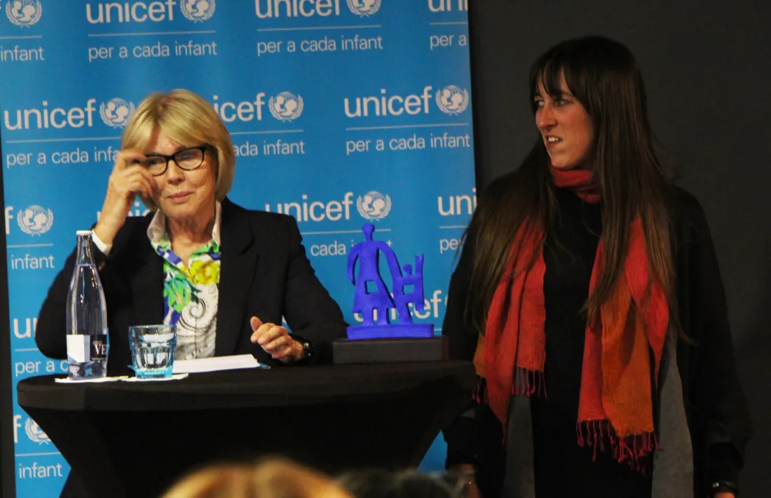 La presidenta d'Unicef, Laura Álvarez, i la guanyadora de la 4a edició del premi Unicef Andorra 2019, Maria Guillamet.