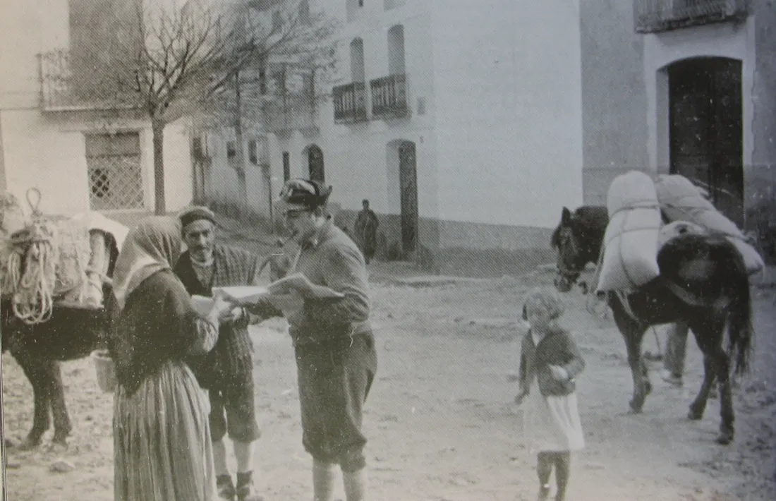 Lluís Capdevila reparteix propaganda a la localitat d'Alcanyís, en els seus temps de comissari durant la Guerra Civil espanyola.