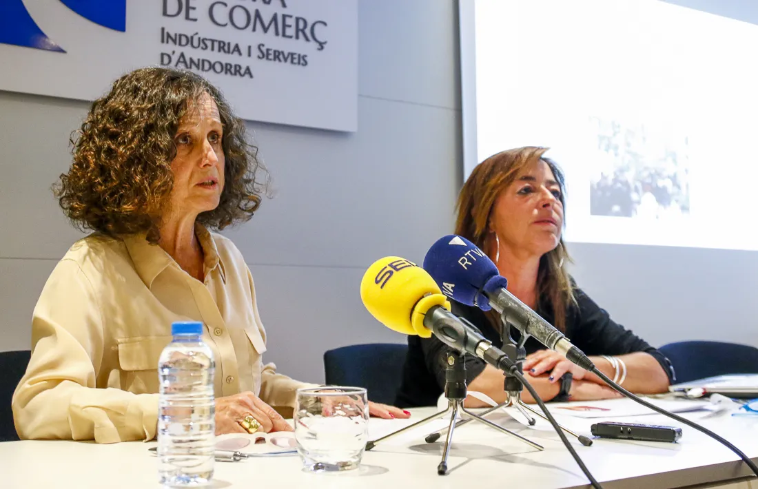 Pilar Escaler i Stella Canturri van presentar ahir el Certificat Comerç Excel·lent.