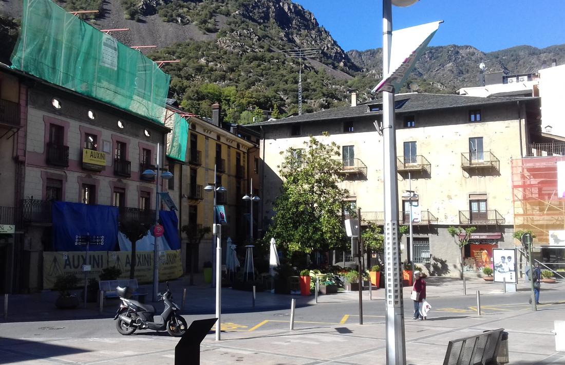 A cal Cintet, a l’esquerra, ja no hi ha la característica galeria –més ben dit, cimbori– que la coronava, i que la propietat reconstruirà; a la dreta, bastides al cos lateral de casa Guillemó.