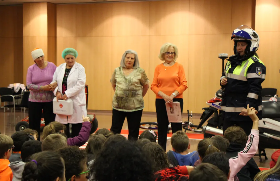 La gent gran d'Andorra la Vella parla amb els infants després de representar un esquetx.
