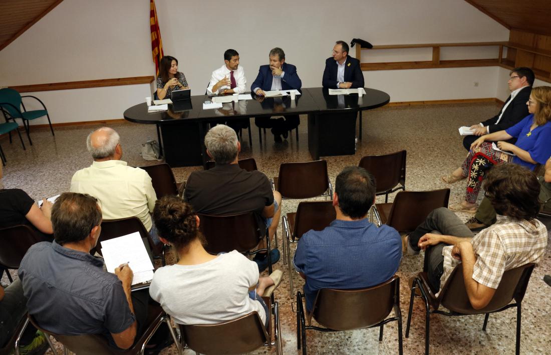 El conseller de Territori, Damià Calvet, en una reunió amb el sector ramader per parlar de la problemàtica dels atacs de l’os.