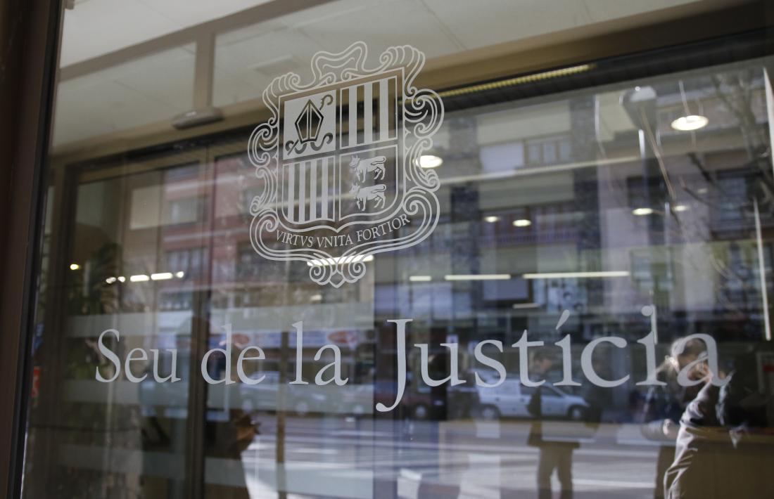 El Tribunal va recordar a l’acusat que ell declarava com a tal i no com a perjudicat. 