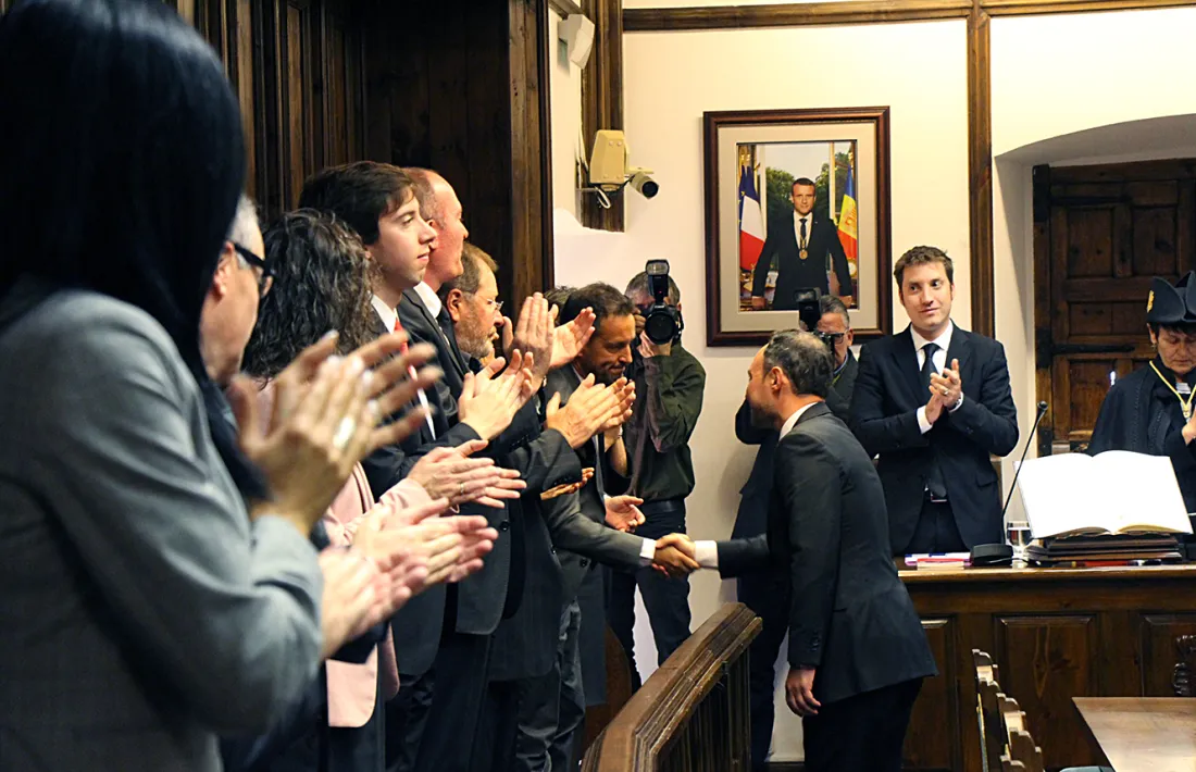 El nou cap de Govern, Xavier Espot, dona la mà al cap de l'oposició, Pere López.