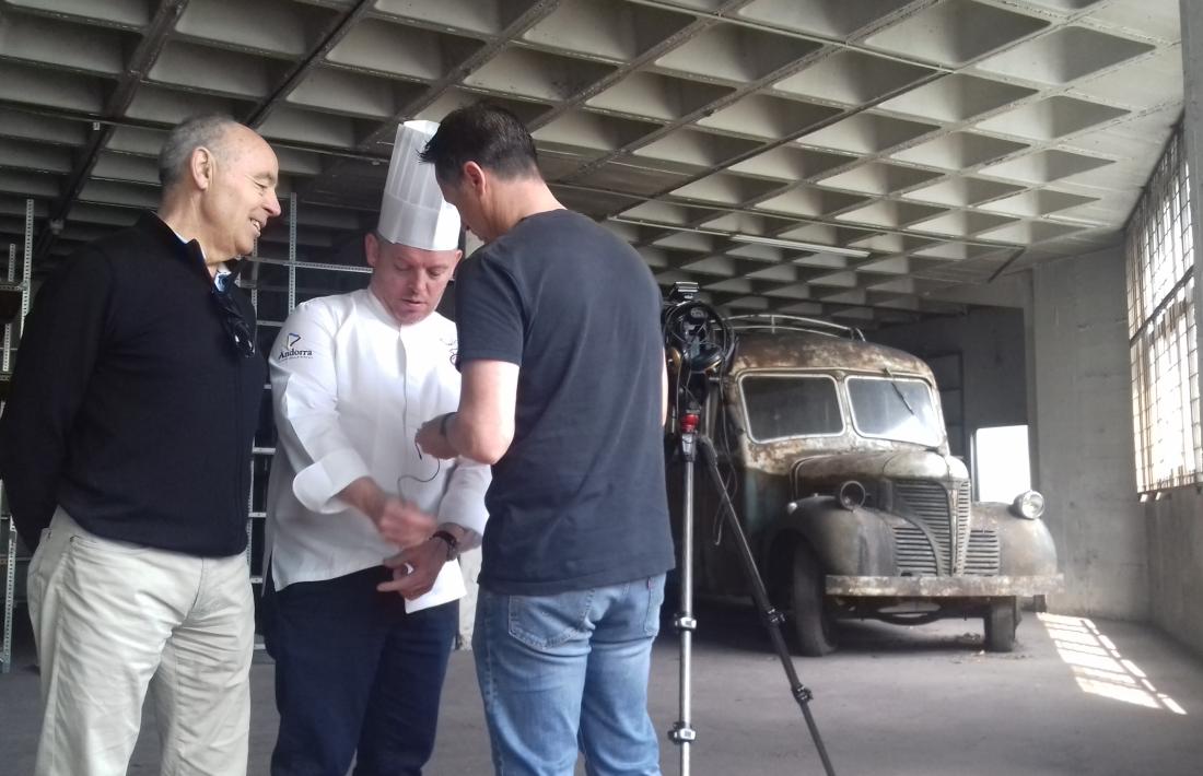 Benet i Flinch preparen amb el càmera de la productora Carrota l’espot amb què promouran a les xarxes el ‘fargomenú’.