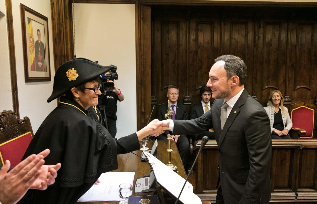El cap de Govern, Xavier Espot, va jurar ahir acatar la Constitució davant la síndica general, Roser Suñé, a Casa de la Vall.
