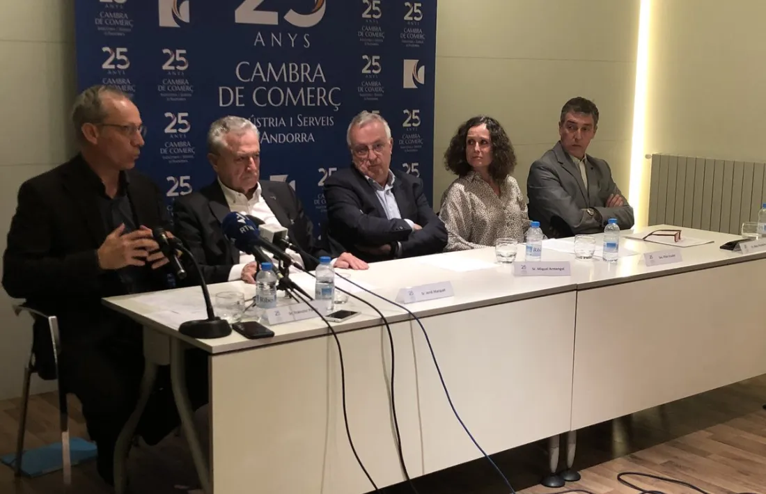 Els expresidents de la CCIS, Francesc Pallàs, Jordi Marquet i Marc Pantebre; el president, Miquel Armengol, i la directora, Pilar Escaler, ahir a la trobada amb la premsa. 