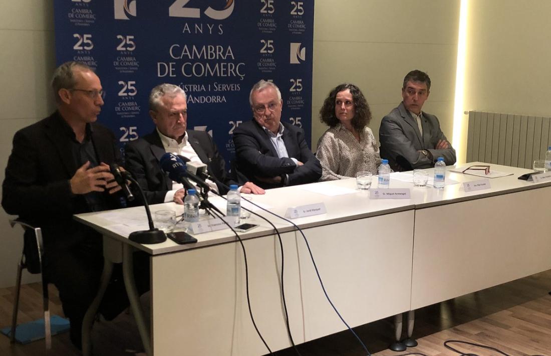 Els expresidents de la CCIS, Francesc Pallàs, Jordi Marquet i Marc Pantebre; el president, Miquel Armengol, i la directora, Pilar Escaler, ahir a la trobada amb la premsa. 