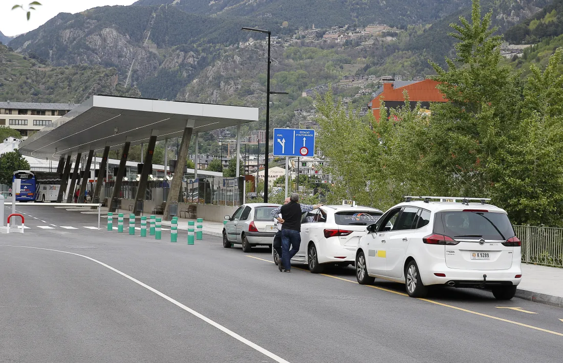 Taxis aturats a l’Estació Naciona d’Autobusos.