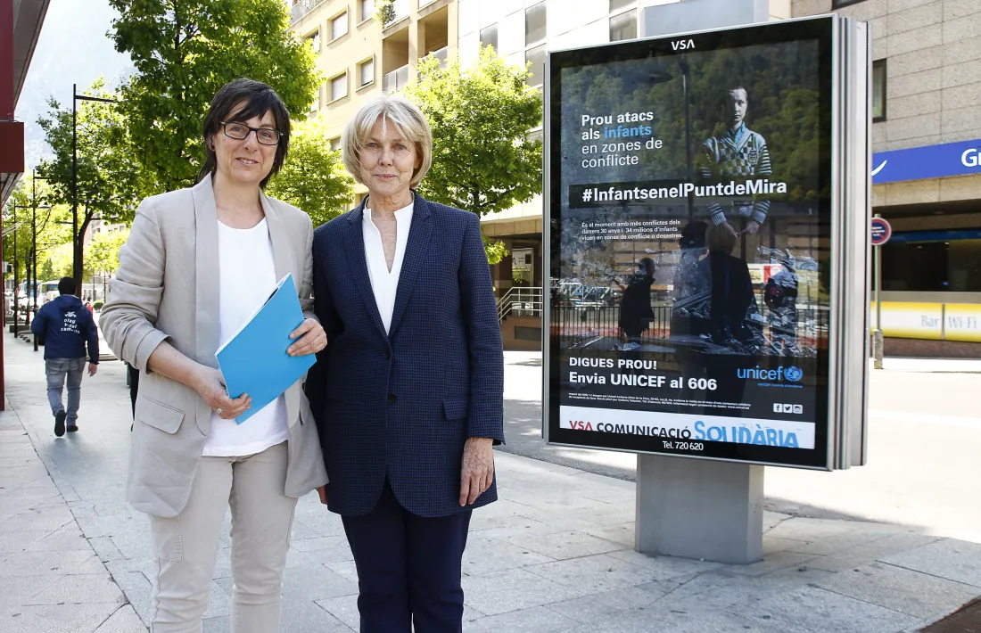 Moment de l’enganxada de cartells de la campanya d’Unicef Andorra per la protecció dels infants que viuen en països en guerra.