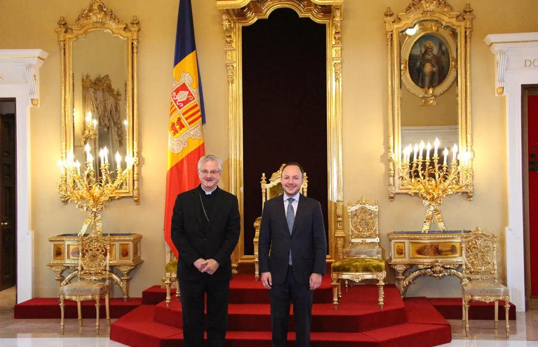 El cap de Govern, Xavier Espot, i el copríncep episcopal, Joan-Enric Vives, a la sala del tron.