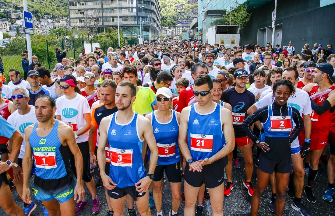 Els corredors esperant el tret de sortida de la cursa de 5 km, ahir al matí.