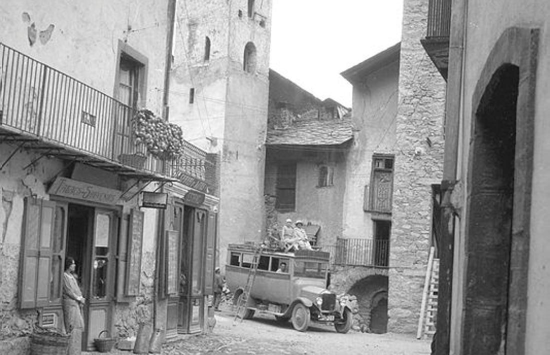 L’antiga plaça de l’església d’Escaldes, cap al 1925, com la devia conèixer Flórez.