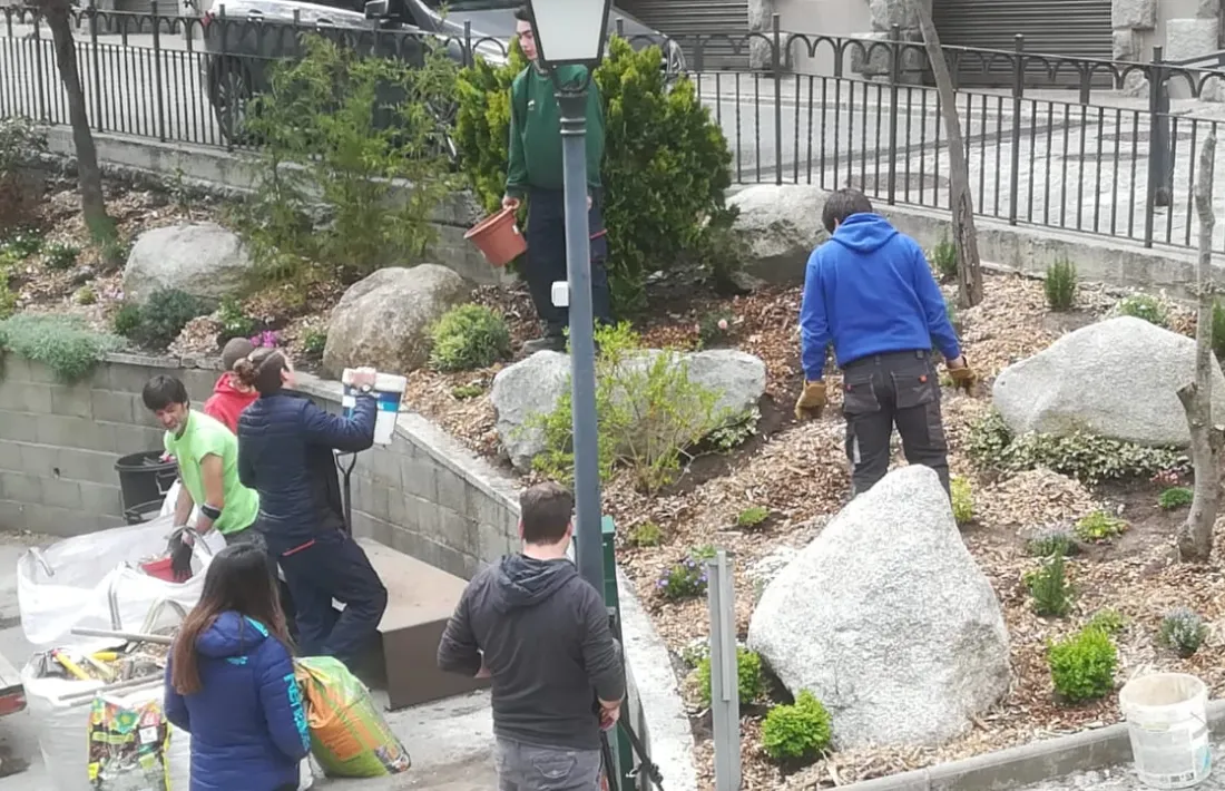 Els joves han treballat en l’enjardinament de la zona d’esbarjo de davant l’Esplai.