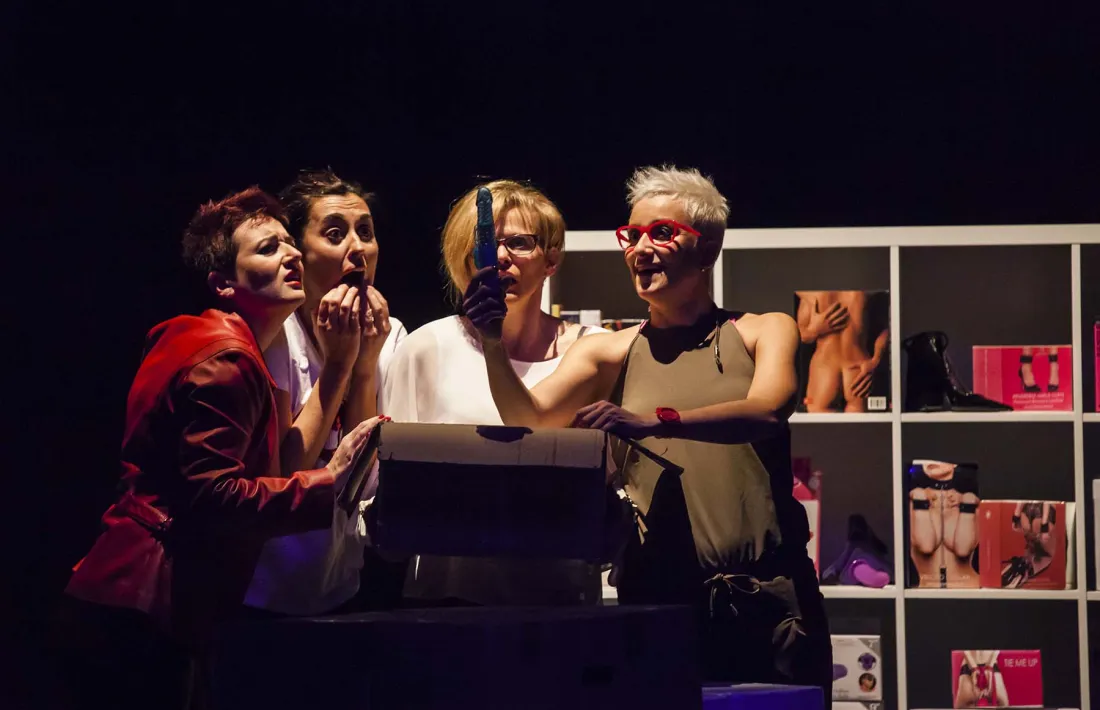 Sus, Laura, Xènia i Gali comproven les proporcions d’un ‘macrogegant’ (!).