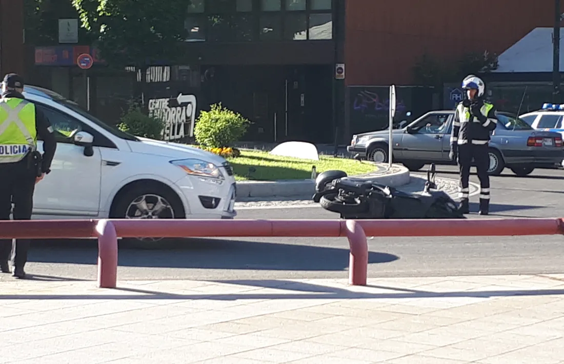 La moto que es va veure implicada en el sinistre, encara a terra.