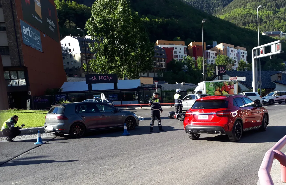 La topada va tenir lloc entre un VW Tiguan de color gris i una moto tipus Scooter.